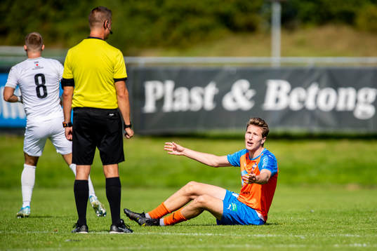Vejbys Emil Persson reagerar mot domare Alexander Bergqvist