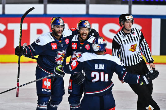 Trevor Parkes of Munich celebrate the 2-0 goal