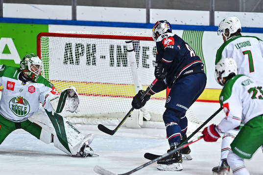 Trevor Parkes of Munich score the 2-0 goal behind
