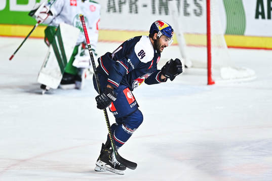 Trevor Parkes of Munich celebrate the 2-0 goal