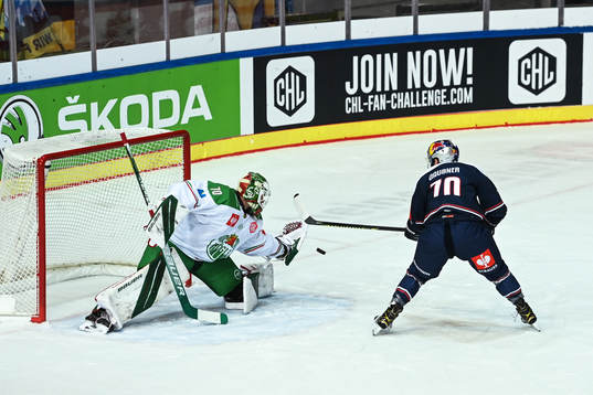 Goalkeeper Calle Clang of Rögle and Maximilian Daubner of