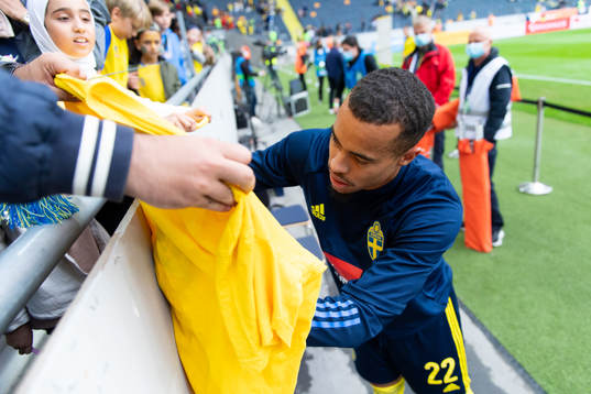 Robin Quaison of Sweden signs a shirt