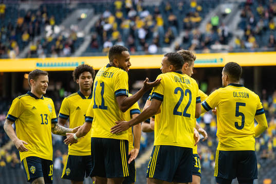 Isaac Kiese-Thelin and Robin Quaison of Sweden celebrate 1-0