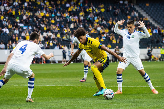 Jens Cajuste of Sweden and Abrorbek Ismoilov of Uzbekistan