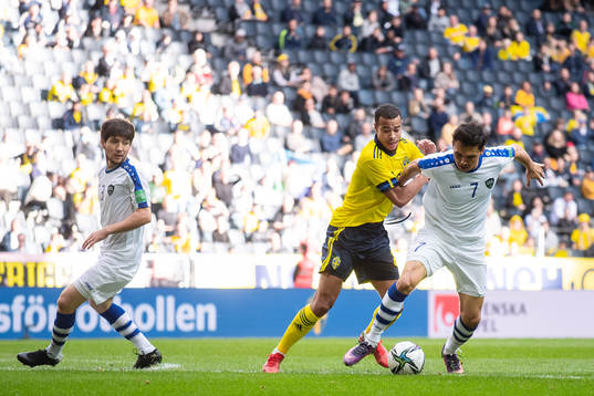 Robin Quaison of Sweden and Otabek Shukurov of Uzbekistan