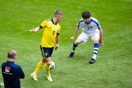 Jesper Karlsson of Sweden and Khojiakbar Alijonovof