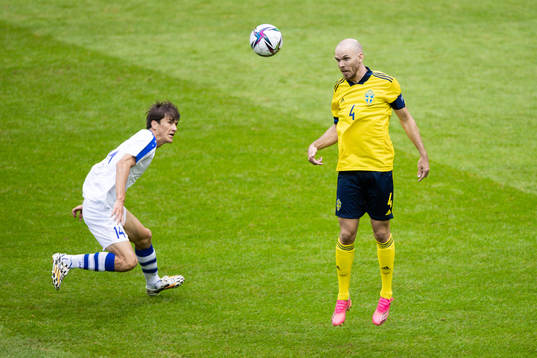 Eldor Shomurodov of Uzbekistan and Marcus Danielson of