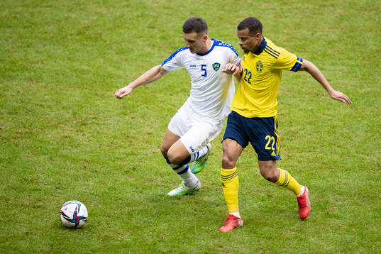 Dostonbek Tursunov of Uzbekistan and Robin Quaison of
