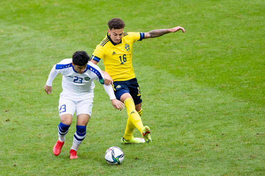 Ibrokhimkhalil Yuldoshev of Uzbekistan and Jordan Larsson