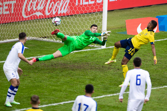Isaac Kiese-Thelin of Sweden scores 1-0