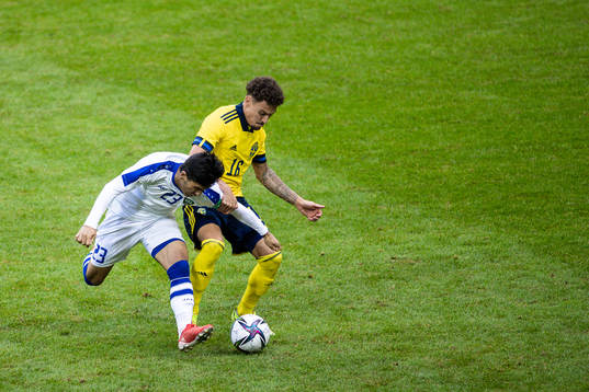 Ibrokhimkhalil Yuldoshev of Uzbekistan and Jordan Larsson