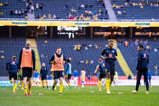 Mattias Johansson and Isaac Kiese-Thelin of Sweden