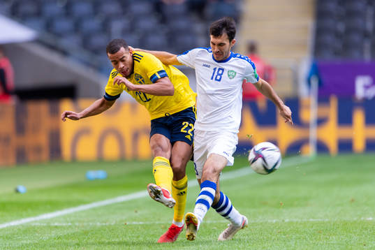 Robin Quaison of Sweden and Abdulla Abdullaev of Uzbekistan