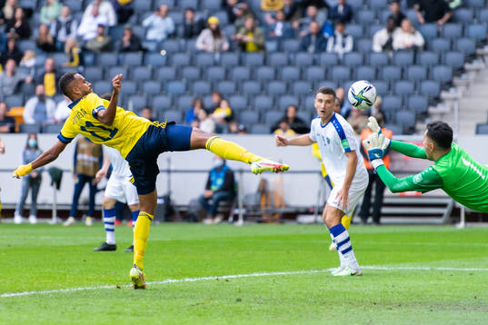 Isaac Kiese-Thelin of Sweden scores 2-0