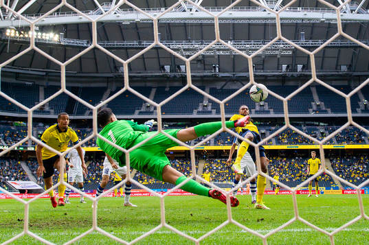 Isaac Kiese-Thelin of Sweden scores 2-0