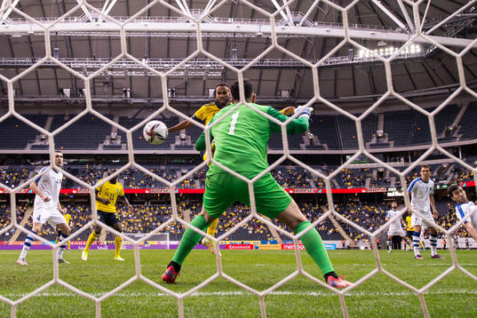 Isaac Kiese-Thelin of Sweden sees Robin Quaison (not