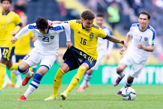Ibrokhimkhalil Yuldoshev of Uzbekistan and Jordan Larsson