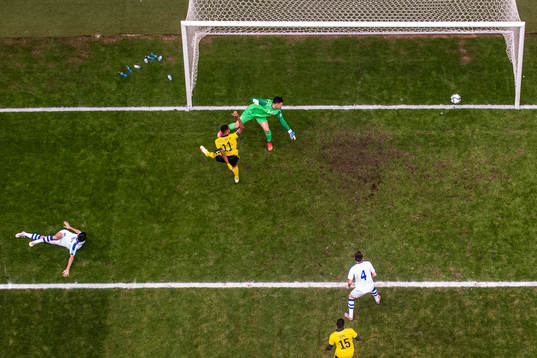 Isaac Kiese-Thelin of Sweden sees Robin Quaison (not