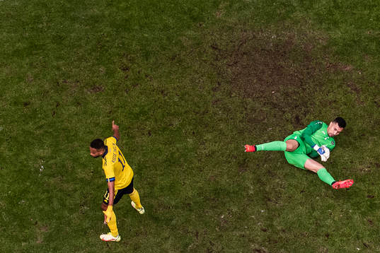 Isaac Kiese-Thelin of Sweden celebrate