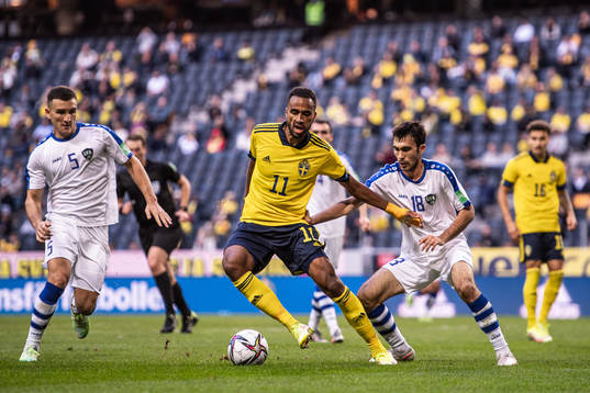 Isaac Kiese-Thelin of Sweden against Abdulla Abdullaev of