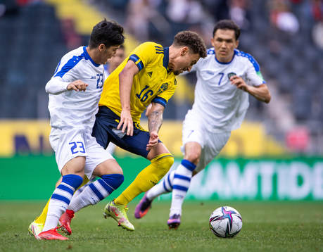 Ibrokhimkhalil Yuldoshev of Uzbekistan and Jordan Larsson
