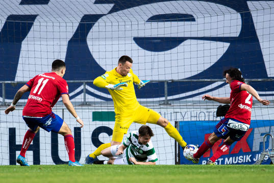 Östers Mattias Pavic mot Västerås målvakt Anton