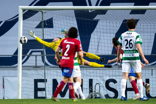 Västerås målvakt Anton Fagerström med en räddning