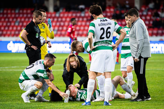 Västerås David Engström med skada och får vård