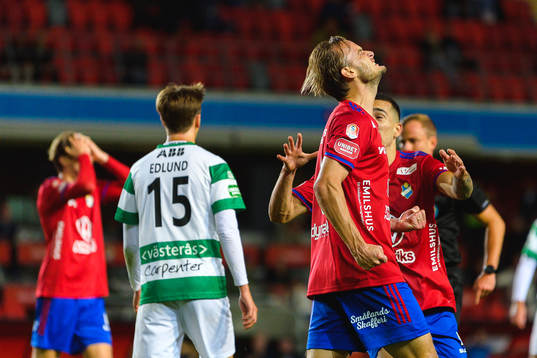Östers Månz Berg jublar när han skjuter bollen i mål