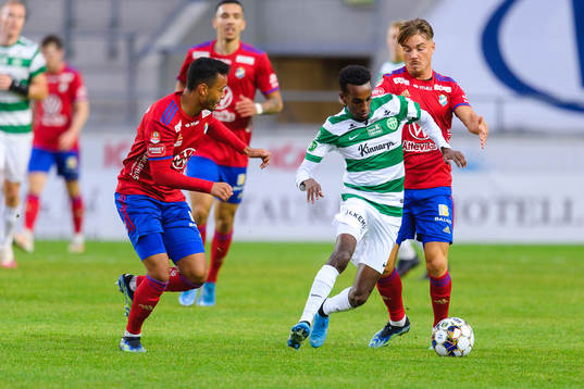 Västerås Taha Abdi Ali mellan Östers Marc Rochester