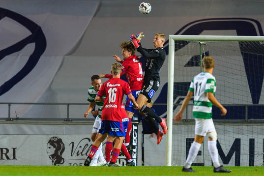 Östers John Stenberg och målvakt Mathias Nilsson krockar