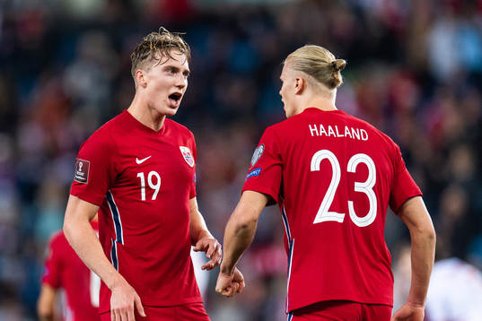 Kristian Thorstvedt celebrates with Erling Braut Haaland