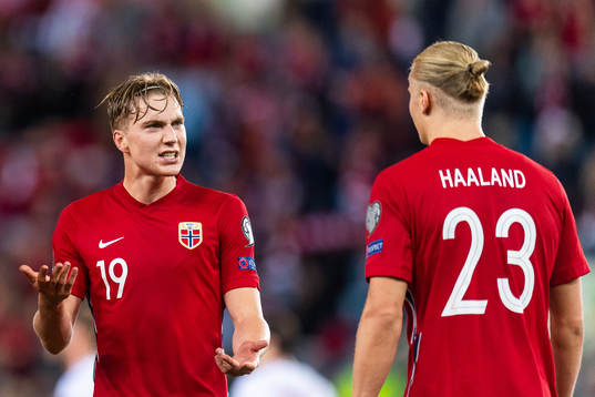 Kristian Thorstvedt celebrates with Erling Braut Haaland