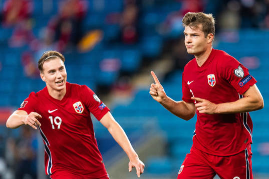 Kristian Thorstvedt celebrates with Alexander Sørloth of