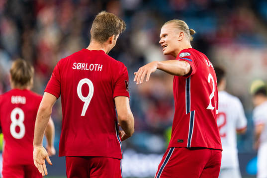 Alexander Sørloth scored 4-1 and celebrates with Erling
