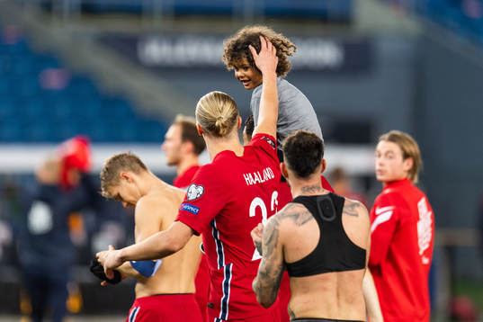 Erling Braut Haaland of Norway greets the son of Joshua King