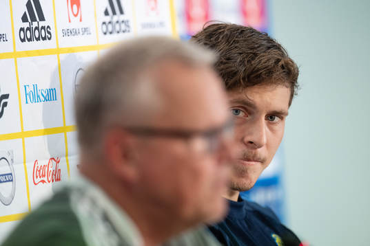 head coach Janne Andersson and Victor Nilsson Lindelöf of
