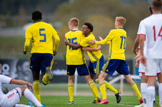 Sveriges Victor Säfsten gör 2-1 och jublar med Amar