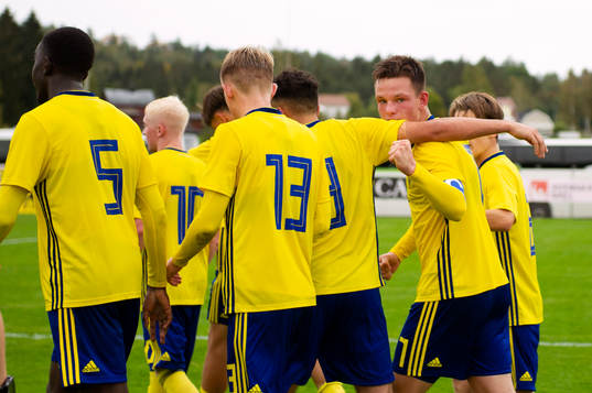 Sveriges Wilgot Marshage har gjort 1-1 och jublar