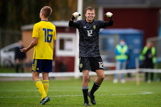 Sveriges Victor Säfste och målvakt André Picornell