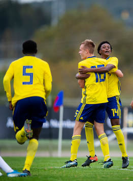 Sveriges Victor Säfsten och Amar Abdirahman Ahmed jublar