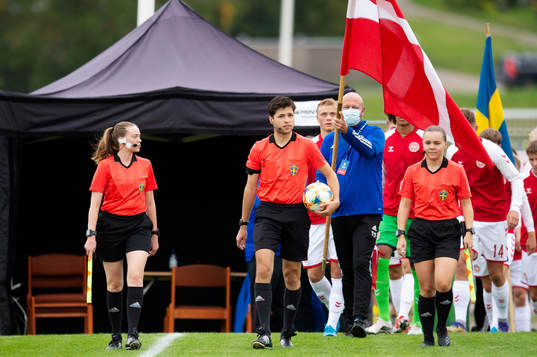 Domare Arian Chalak med assisterande Elsa Wisting Hanna