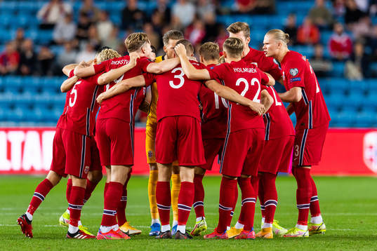 Erling Braut Haaland of Norway gathers with team mates