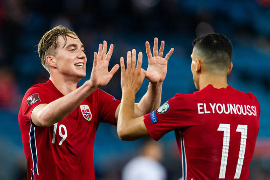 Kristian Thorstvedt celebrate with Mohamed Elyounoussi of