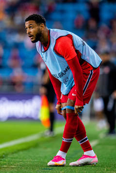 Joshua King of Norway warms up