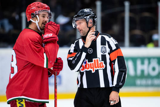 Modos Daniel Sylwander och domare David Bergman