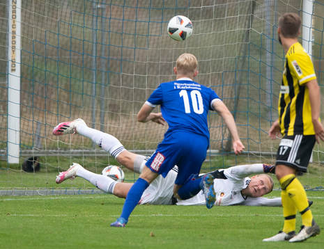 IFK Hässleholms målvakt Carl Lundahl Persson räddar
