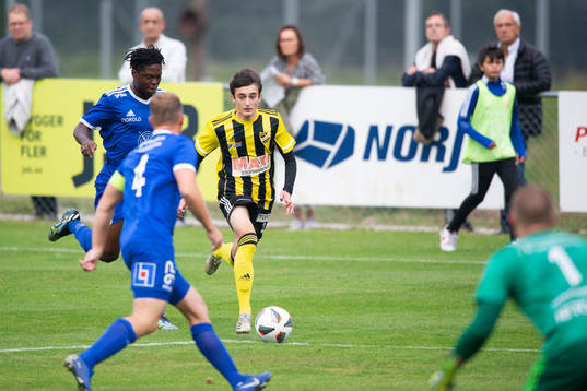 IFK Hässleholms  Armin Culum stormar fram i matchen i