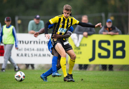 Asarum tar livtag på IFK Hässleholms  Elliot Nilsson i