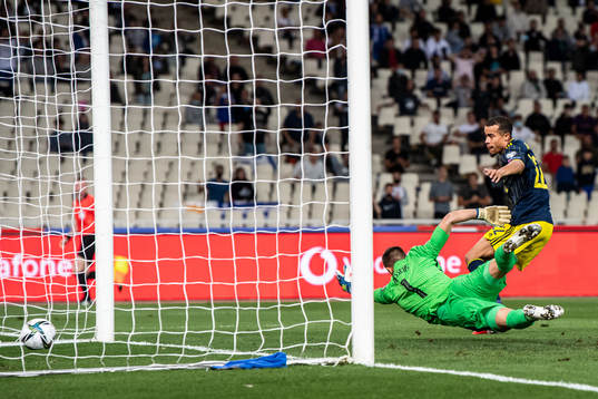 Robin Quaison of Sweden scores the 2-1 goal